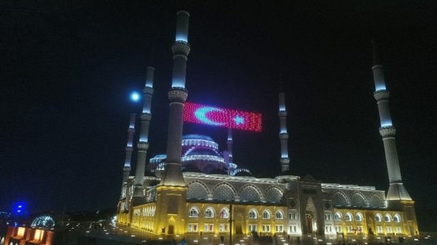 Çamlıca Camii’nde 15 Temmuz’a özel dev led Türk Bayrağı 1