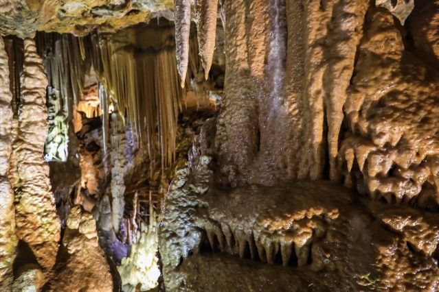 Sarkıt ve dikitleriyle ünlü Karaca Mağarası yerli ve yabancı turistlerin ilgisini çekiyor 1
