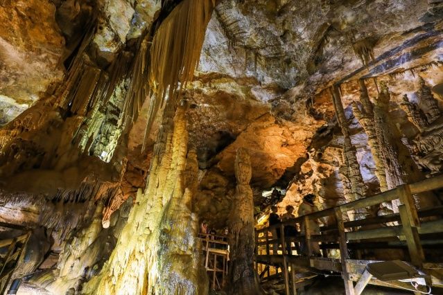Sarkıt ve dikitleriyle ünlü Karaca Mağarası yerli ve yabancı turistlerin ilgisini çekiyor 12