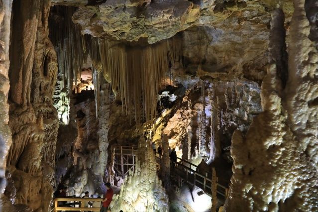 Sarkıt ve dikitleriyle ünlü Karaca Mağarası yerli ve yabancı turistlerin ilgisini çekiyor 3