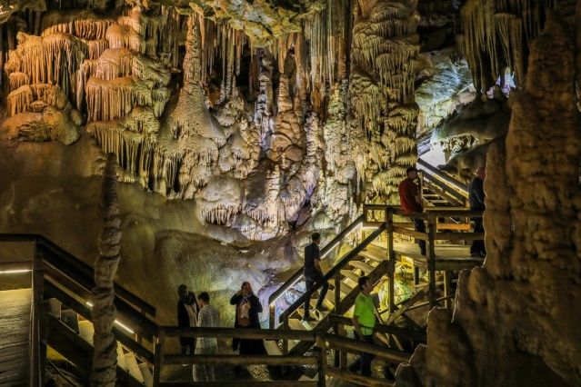 Sarkıt ve dikitleriyle ünlü Karaca Mağarası yerli ve yabancı turistlerin ilgisini çekiyor 8