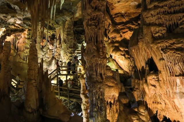 Sarkıt ve dikitleriyle ünlü Karaca Mağarası yerli ve yabancı turistlerin ilgisini çekiyor 10