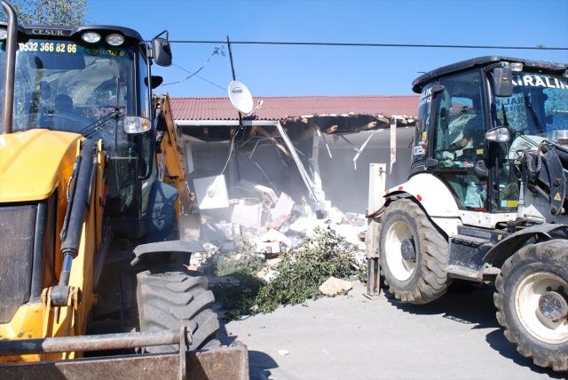 Beykoz'da orman arazisindeki kaçak yapılar yıkılıyor 1