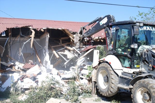 Beykoz'da orman arazisindeki kaçak yapılar yıkılıyor 3