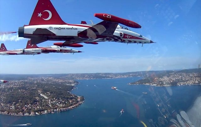 Türk Yıldızları'nın İstanbul'u selamlamasına "kokpit içi" bakış 1