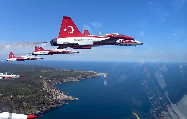 Türk Yıldızları'nın İstanbul'u selamlamasına "kokpit içi" bakış 11