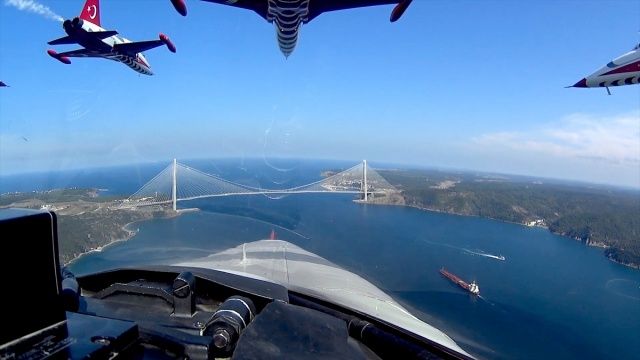 Türk Yıldızları'nın İstanbul'u selamlamasına "kokpit içi" bakış 13