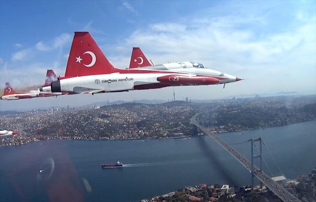 Türk Yıldızları'nın İstanbul'u selamlamasına "kokpit içi" bakış 14