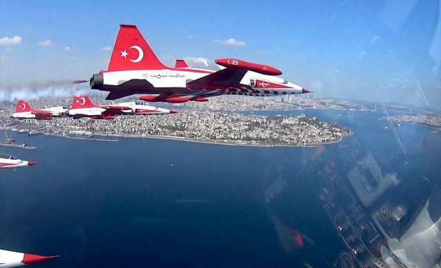 Türk Yıldızları'nın İstanbul'u selamlamasına "kokpit içi" bakış 8