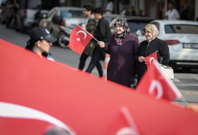 Bursa'da binlerce kişiden Mehmetçik'e asker selamı 2