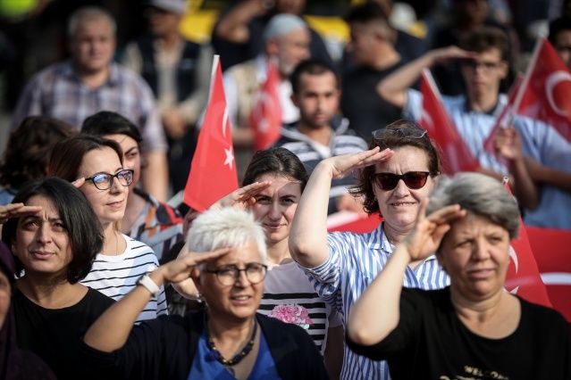 Bursa'da binlerce kişiden Mehmetçik'e asker selamı 4