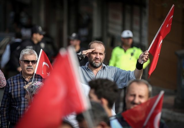 Bursa'da binlerce kişiden Mehmetçik'e asker selamı 6