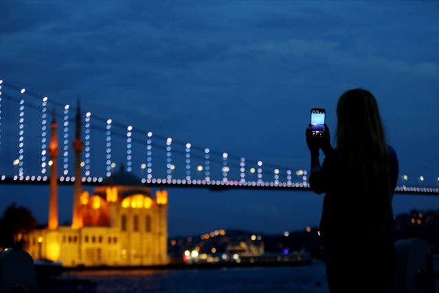 İstanbul'da 15 Temmuz Şehitler Köprüsü ve Ortaköy'de Akşam Manzaraları 1