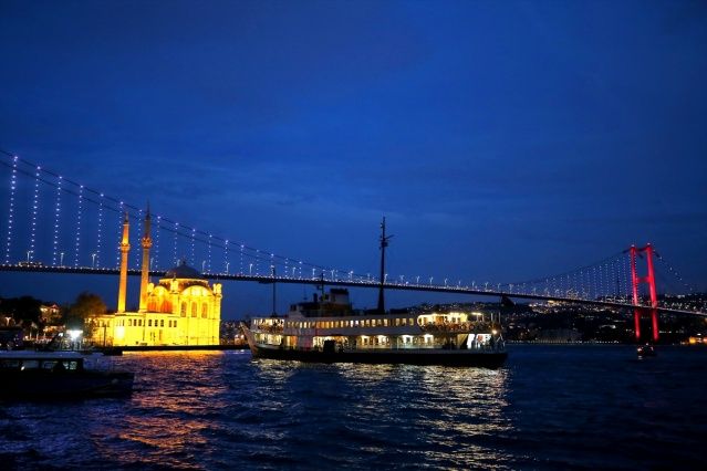 İstanbul'da 15 Temmuz Şehitler Köprüsü ve Ortaköy'de Akşam Manzaraları 4