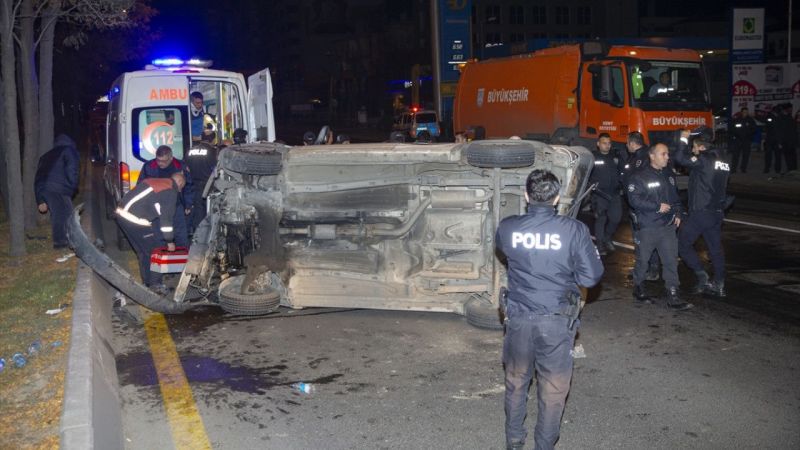 Ankara'da minibüsün çarptığı polis aracı devrildi 1