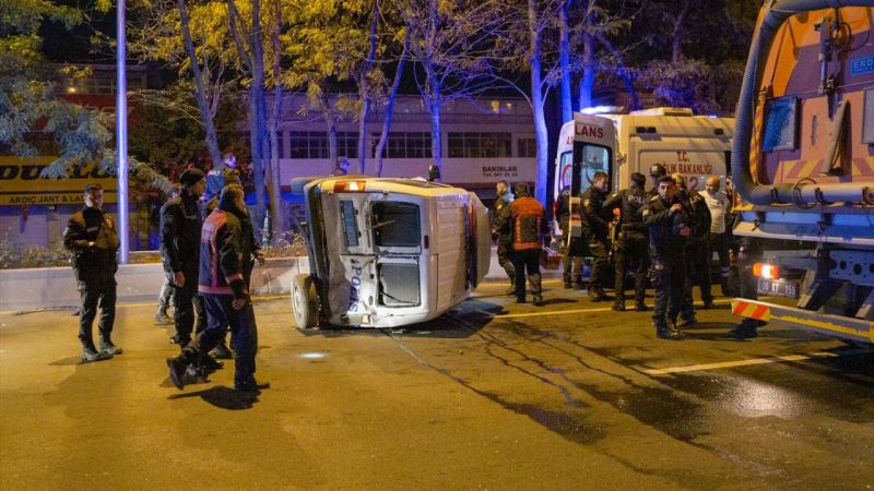 Ankara'da minibüsün çarptığı polis aracı devrildi 2