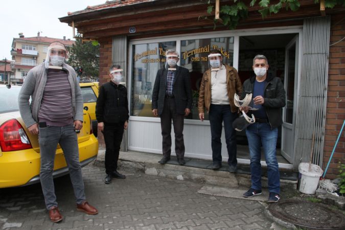 Beypazarı Belediyesi esnafa yüz koruyucu siperlik dağıtıldı 1