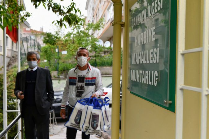 Ankara Büyükşehir'den Büfeci esnafına ve 65 yaş üstü vatandaşlara maske dağıtımı 12