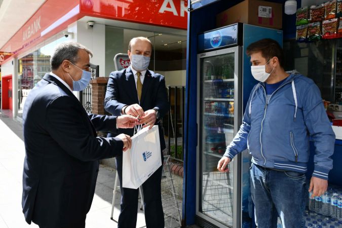 Ankara Büyükşehir'den Büfeci esnafına ve 65 yaş üstü vatandaşlara maske dağıtımı 15