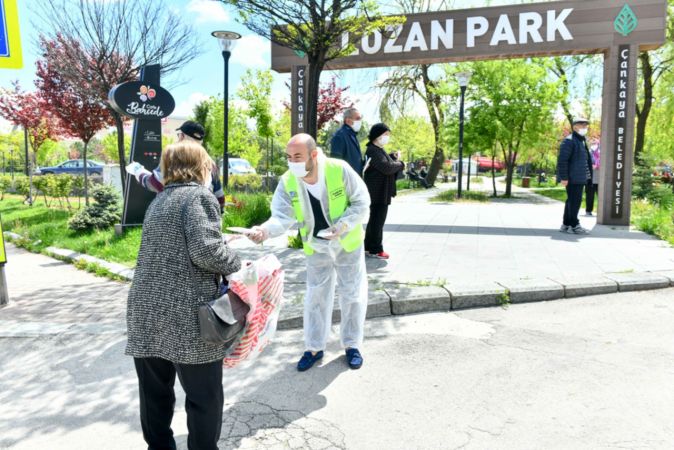 Ankara'da 65 yaş üstü vatandaşa maske dağıtıldı 9