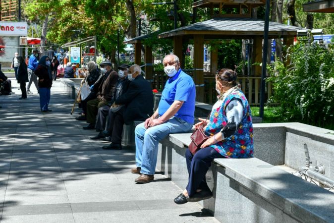 Ankara'da 65 yaş üstü vatandaşa maske dağıtıldı 13