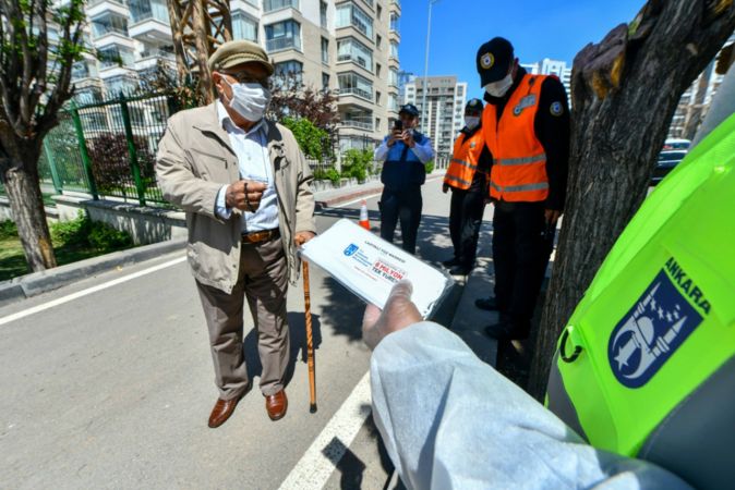 Ankara'da 65 yaş üstü vatandaşa maske dağıtıldı 2