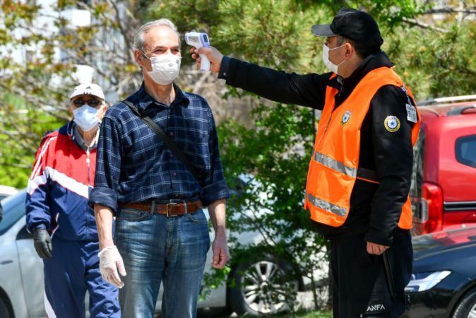Ankara'da 65 yaş üstü vatandaşa maske dağıtıldı 5