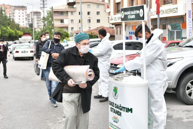 Ankara Mamak'ta tek kullanımlık seccadeler dağıtıldı 3