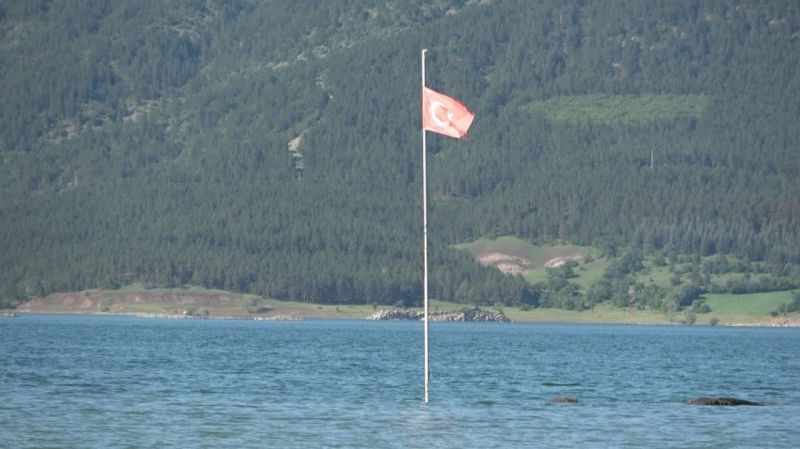 Sular yükseldi, sadece Türk bayrağı su yüzeyinde kaldı 2