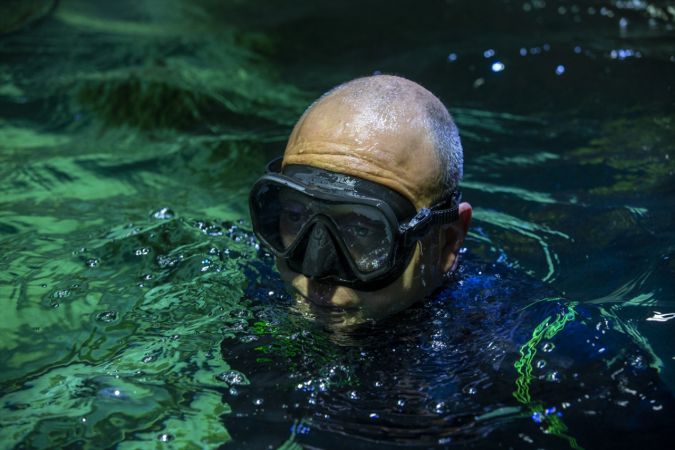 Ankara'nın akvaryum dalgıcının sudaki çalışması ziyaretçilerden ilgi görüyor 7