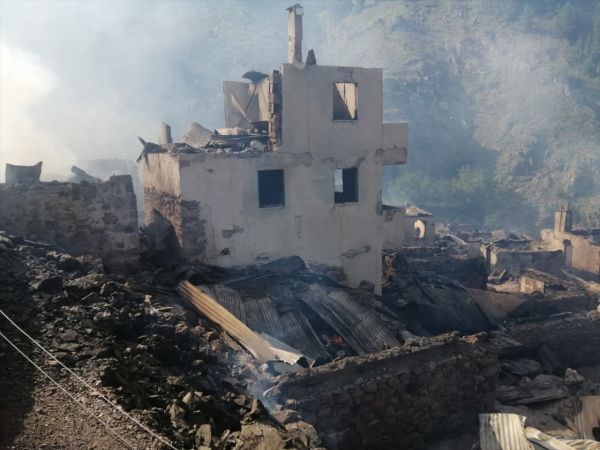 Yangın 35 hanelik köyü yok etti! Cami dışında 35 haneden hiç kalan bina yok 18