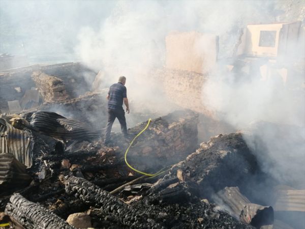 Yangın 35 hanelik köyü yok etti! Cami dışında 35 haneden hiç kalan bina yok 19