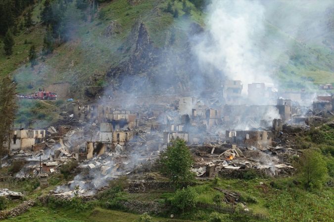 Yangın 35 hanelik köyü yok etti! Cami dışında 35 haneden hiç kalan bina yok 1