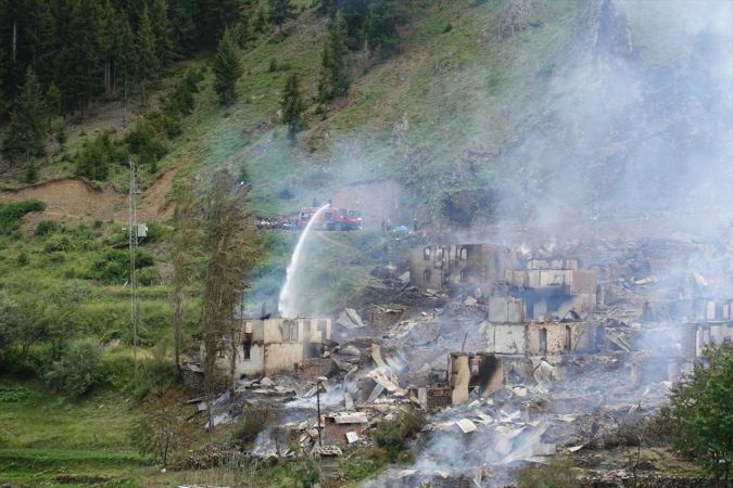 Yangın 35 hanelik köyü yok etti! Cami dışında 35 haneden hiç kalan bina yok 2