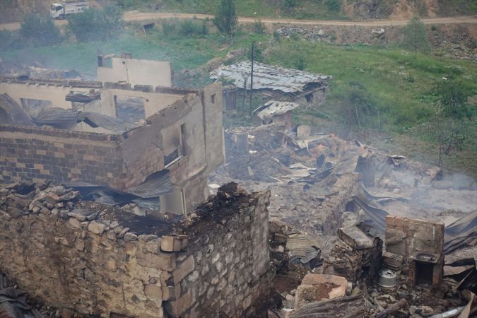 Yangın 35 hanelik köyü yok etti! Cami dışında 35 haneden hiç kalan bina yok 10