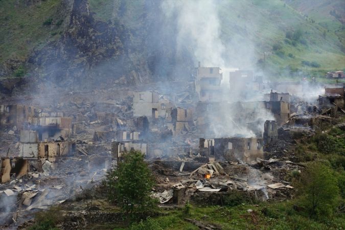 Yangın 35 hanelik köyü yok etti! Cami dışında 35 haneden hiç kalan bina yok 13