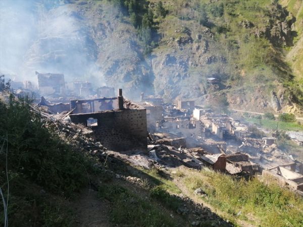 Yangın 35 hanelik köyü yok etti! Cami dışında 35 haneden hiç kalan bina yok 17