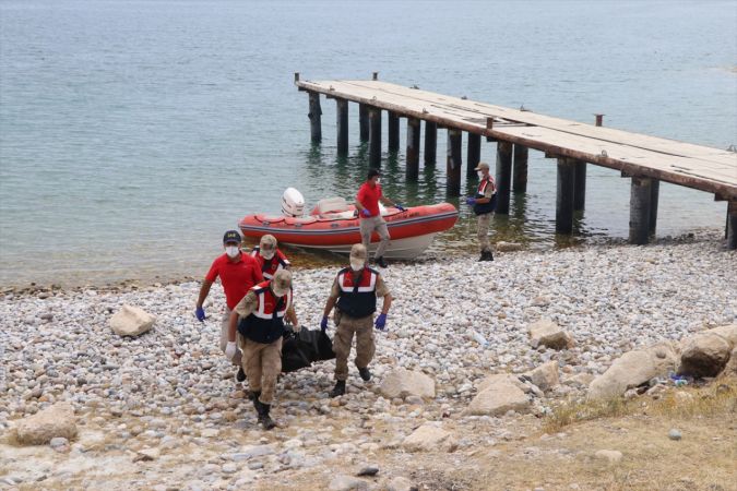 Van Gölü'nde batan teknedeki cesetlerin çıkarılması çalışmalarına ara verildi - Foto Galeri 3