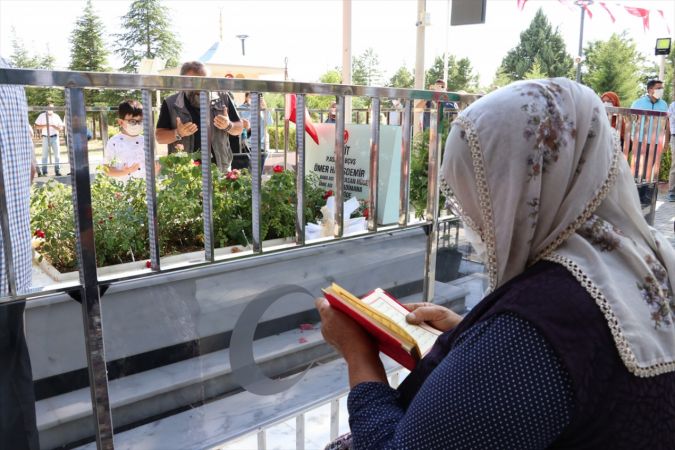15 Temmuz'un simge ismi şehit Halisdemir, kabri başında anılıyor - Foto Haber 4