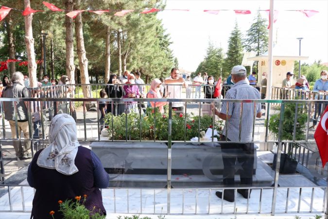 15 Temmuz'un simge ismi şehit Halisdemir, kabri başında anılıyor - Foto Haber 7