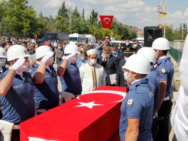 Van'da şehit olan polis Üstüner'in cenazesi Ankara'da toprağa verildi 1