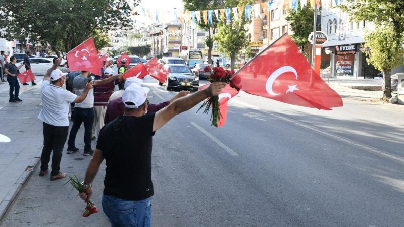 Cumhurbaşkanı Erdoğan Mamak’ta güllerle karşılandı - Ankara 9