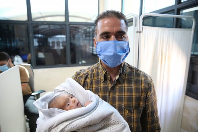 Balık pulu hastası 18 günlük Mutaz tedavi için Türkiye'ye getirildi - Foto Haber 8