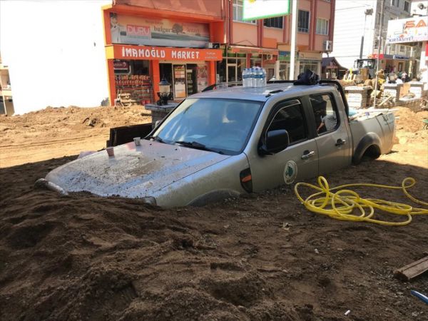 Giresun'daki selden zarar gören Doğankent'te hafriyat kaldırma çalışması başlatıldı - Foto Haber 16