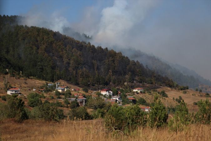 Kastamonu'da çıkan orman yangınına müdahale ediliyor 15