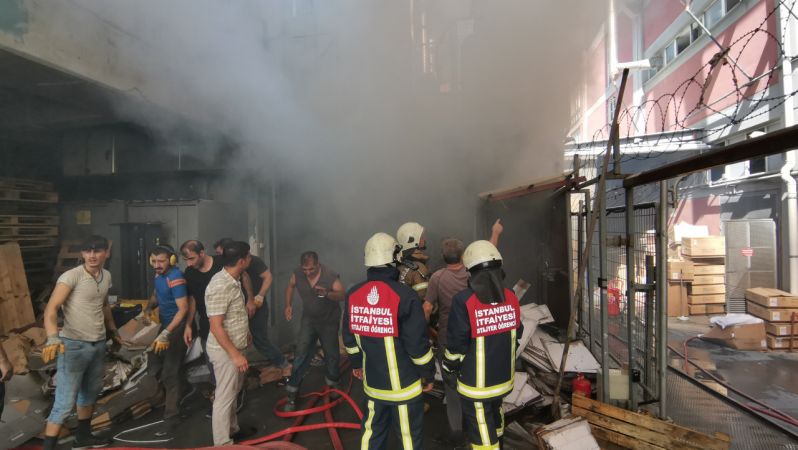Avcılar'da korkutan Yangın! Fabrikada çıkan yangın söndürüldü 15