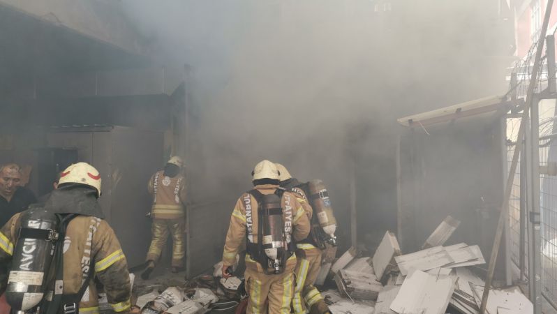 Avcılar'da korkutan Yangın! Fabrikada çıkan yangın söndürüldü 18