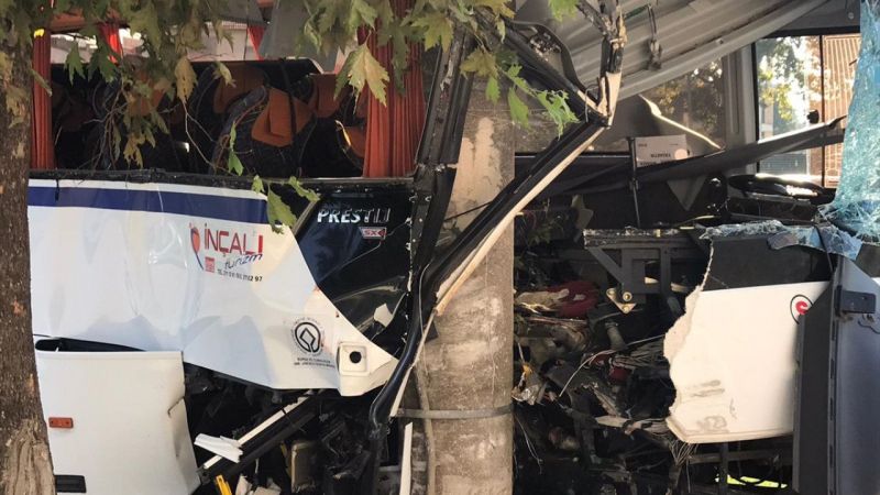 Feci kaza! İşçileri taşıyan servis aracı elektrik direğine çarptı: 2 ölü, 16 yaralı 5