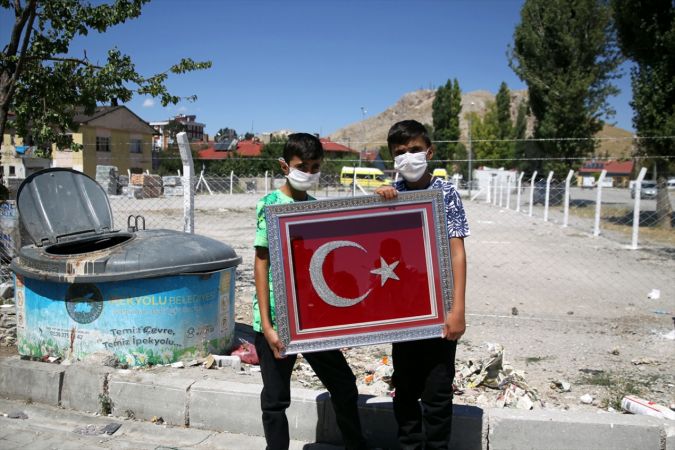 Aferin Size Çocuklar! Çöpteki Türk bayraklarını temizleyip Tel Örgülerine Astılar... 6