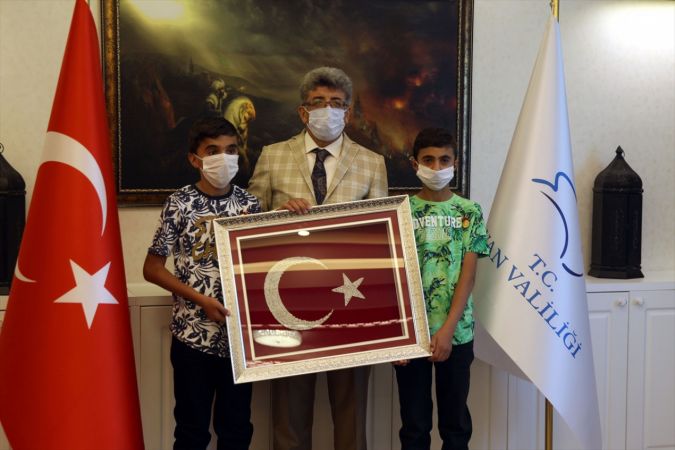 Aferin Size Çocuklar! Çöpteki Türk bayraklarını temizleyip Tel Örgülerine Astılar... 7